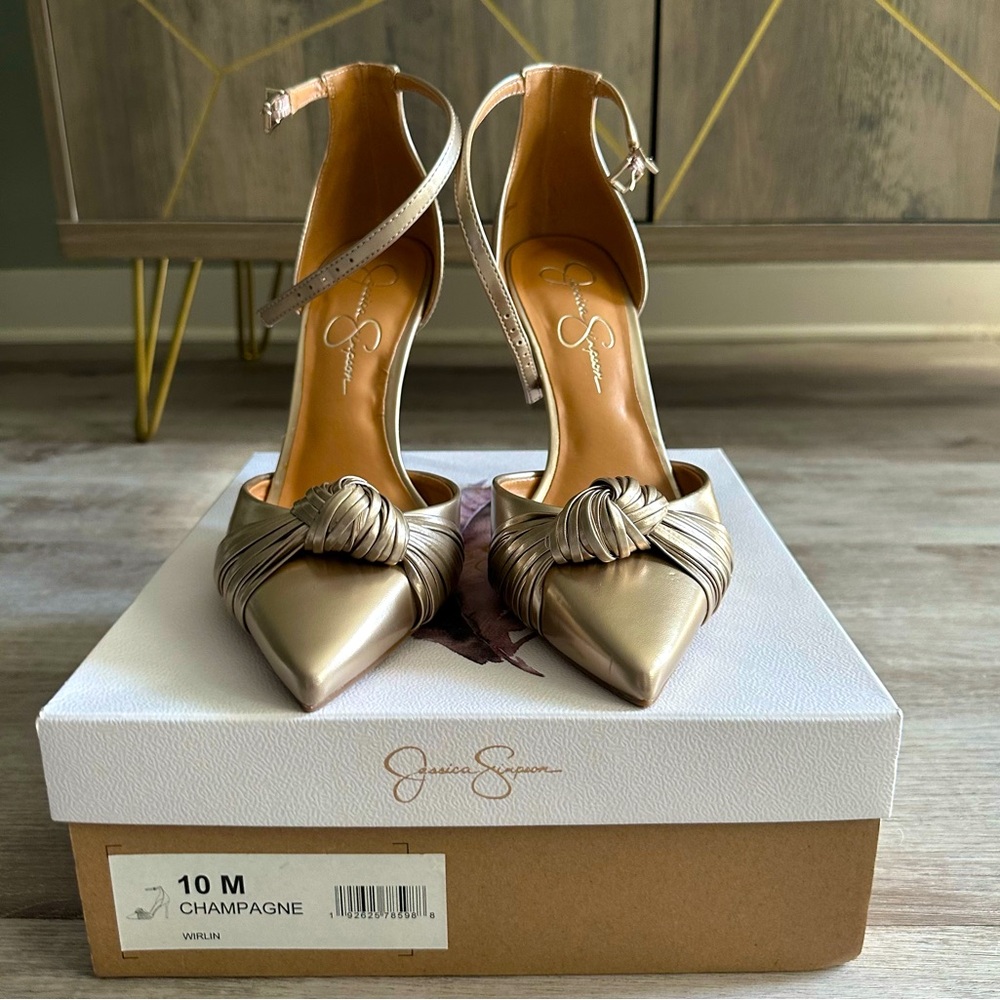 NWT Jessica Simpson Wirlin Pump in Gold, Size 10M